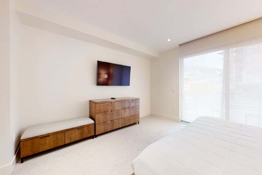 All-Suite Ski-In,Ski-Out Haven with Lavish Interior, Heated Pool & 2 Hot Tubs