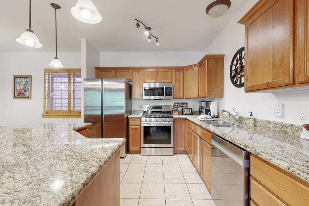Spacious condo with pool, hot tub, garage, gym, & balcony - near Park City