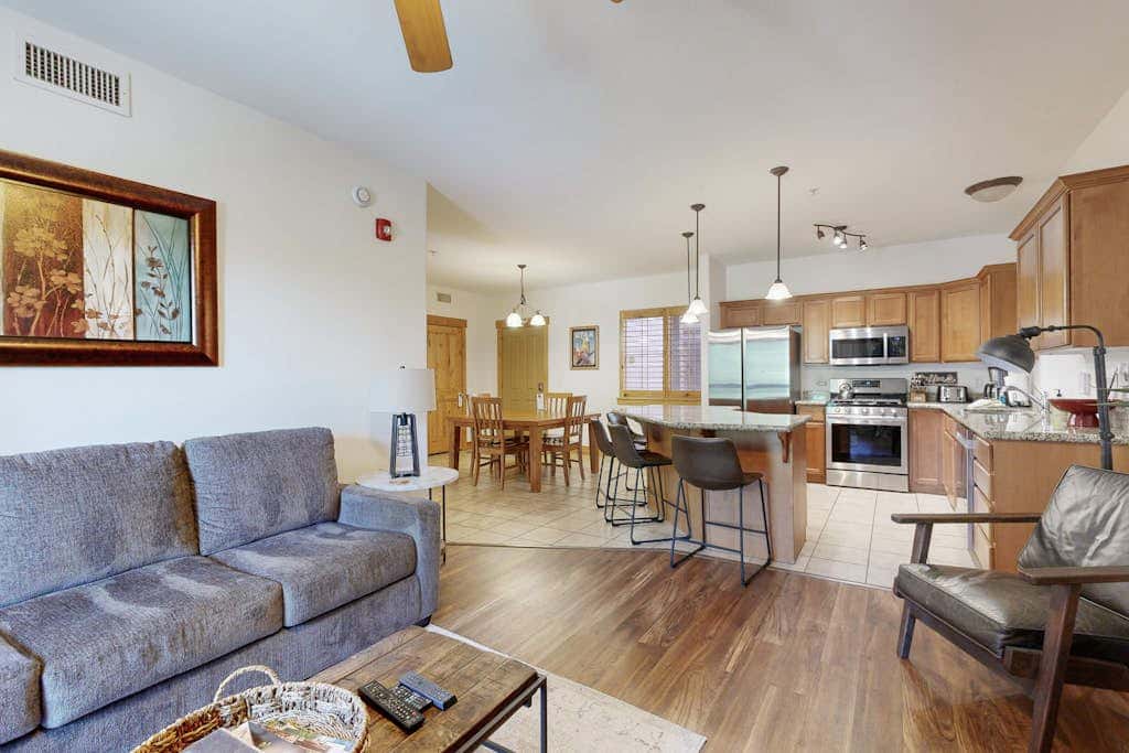 Spacious condo with pool, hot tub, garage, gym, & balcony - near Park City