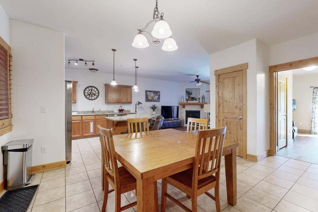 Spacious condo with pool, hot tub, garage, gym, & balcony - near Park City
