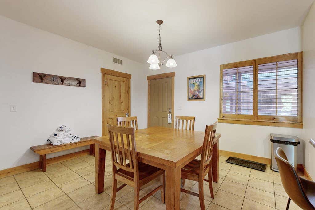 Spacious condo with pool, hot tub, garage, gym, & balcony - near Park City