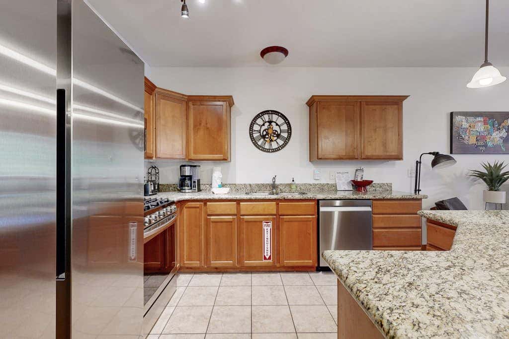 Spacious condo with pool, hot tub, garage, gym, & balcony - near Park City