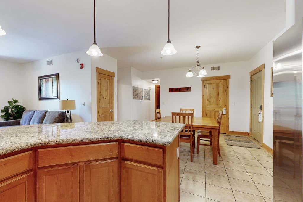 Spacious condo with pool, hot tub, garage, gym, & balcony - near Park City