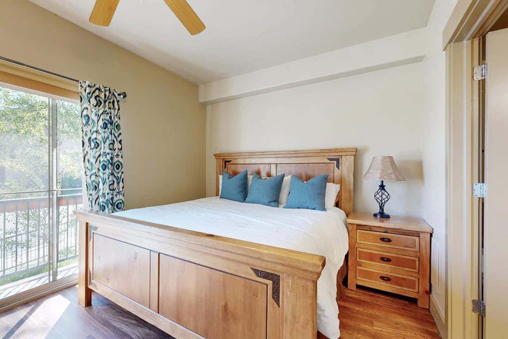 Spacious condo with pool, hot tub, garage, gym, & balcony - near Park City
