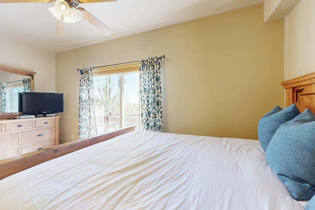 Spacious condo with pool, hot tub, garage, gym, & balcony - near Park City