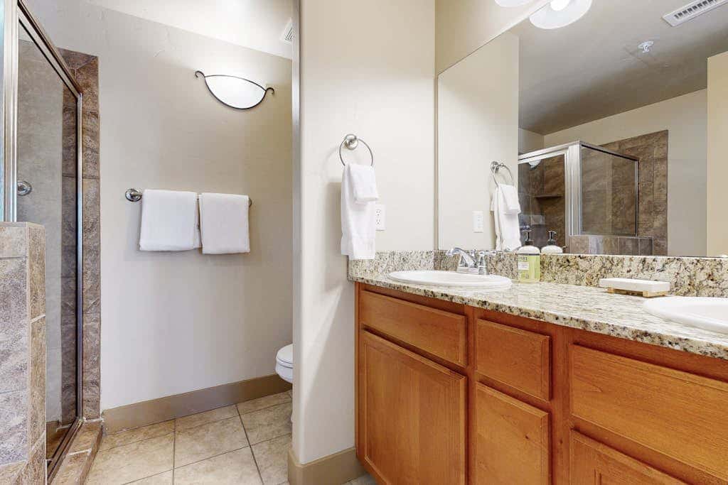 Spacious condo with pool, hot tub, garage, gym, & balcony - near Park City