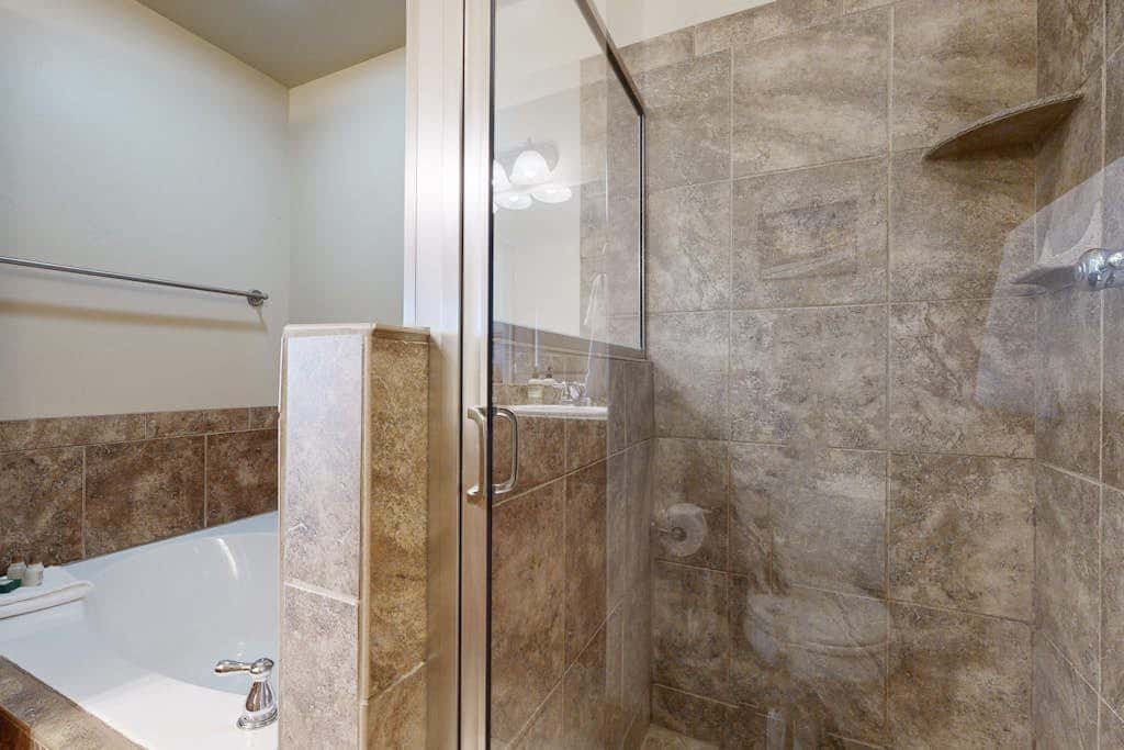 Spacious condo with pool, hot tub, garage, gym, & balcony - near Park City