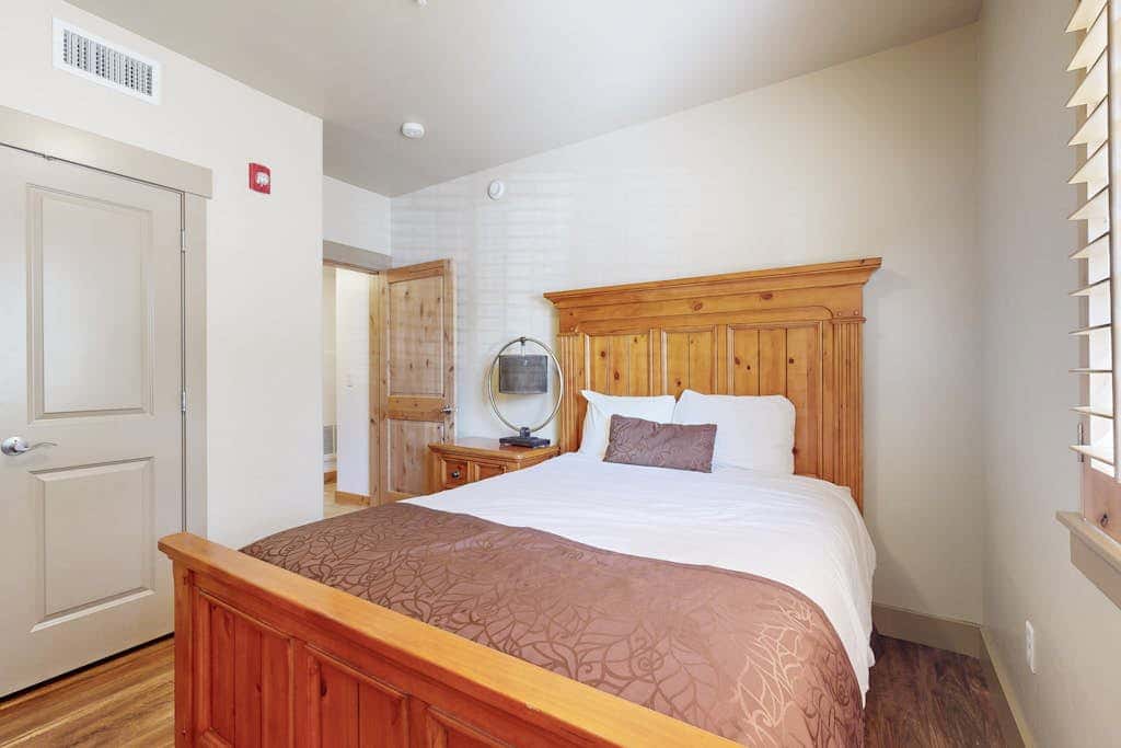 Spacious condo with pool, hot tub, garage, gym, & balcony - near Park City
