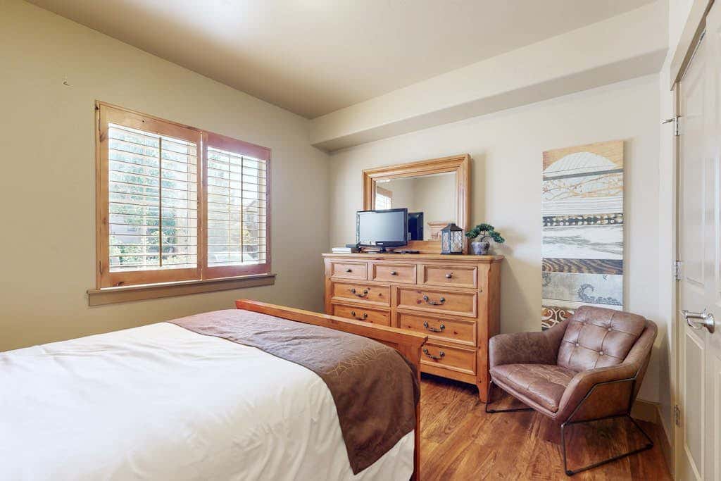 Spacious condo with pool, hot tub, garage, gym, & balcony - near Park City