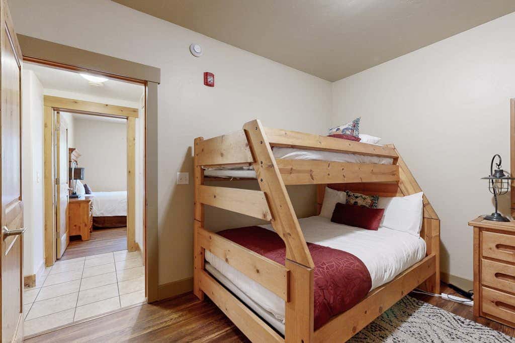 Spacious condo with pool, hot tub, garage, gym, & balcony - near Park City
