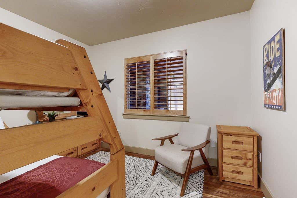 Spacious condo with pool, hot tub, garage, gym, & balcony - near Park City
