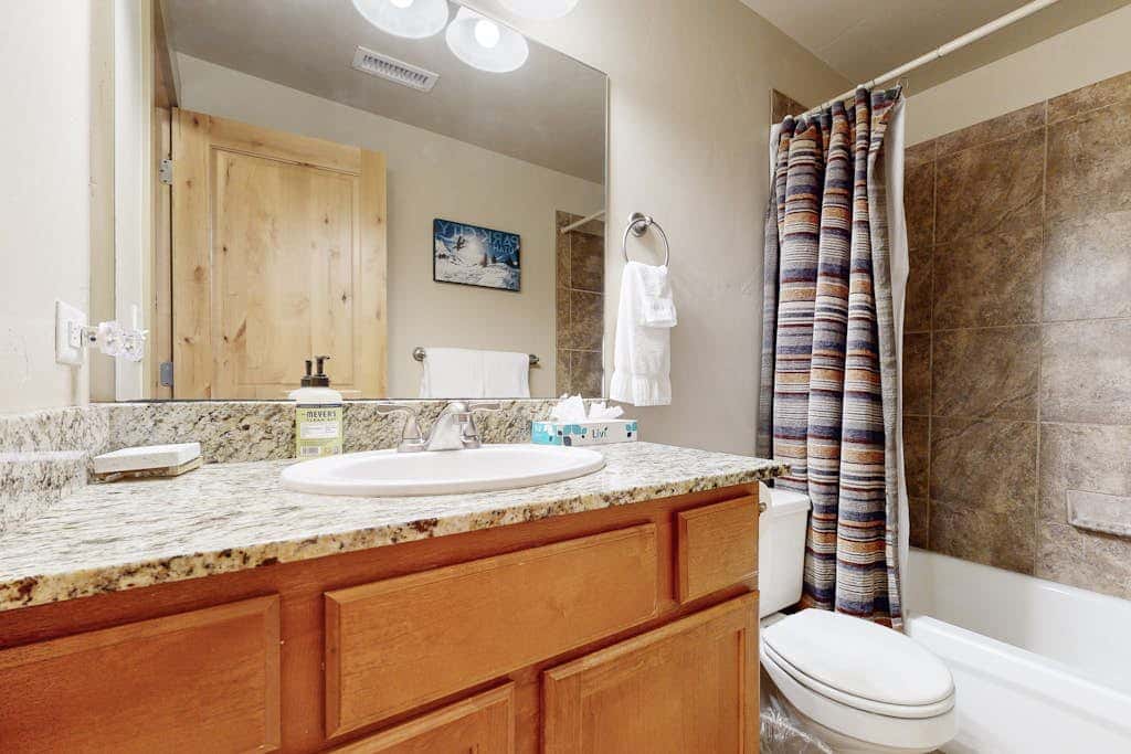 Spacious condo with pool, hot tub, garage, gym, & balcony - near Park City