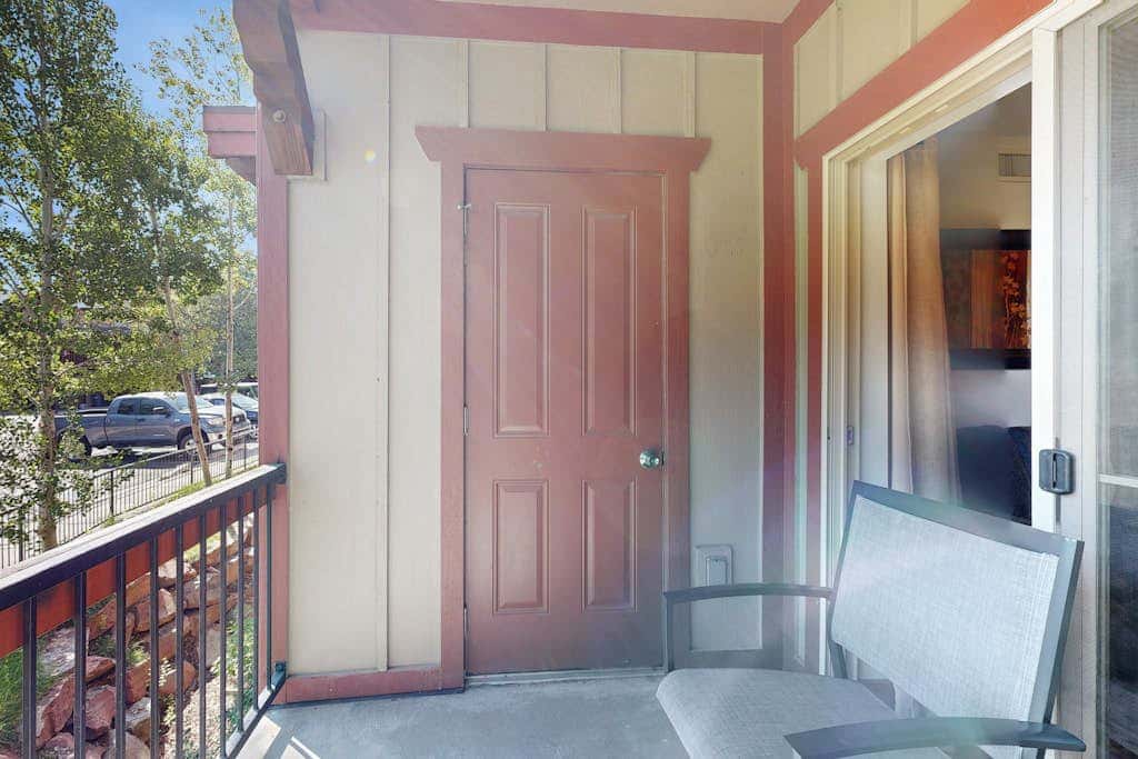 Spacious condo with pool, hot tub, garage, gym, & balcony - near Park City