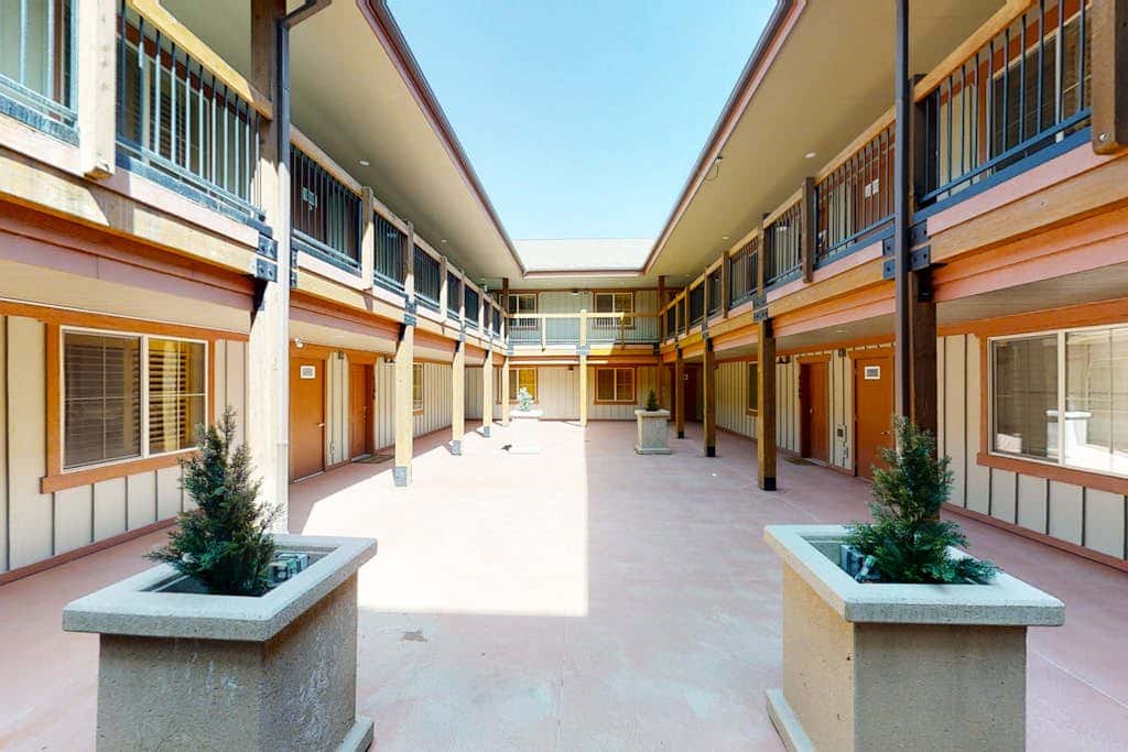 Spacious condo with pool, hot tub, garage, gym, & balcony - near Park City