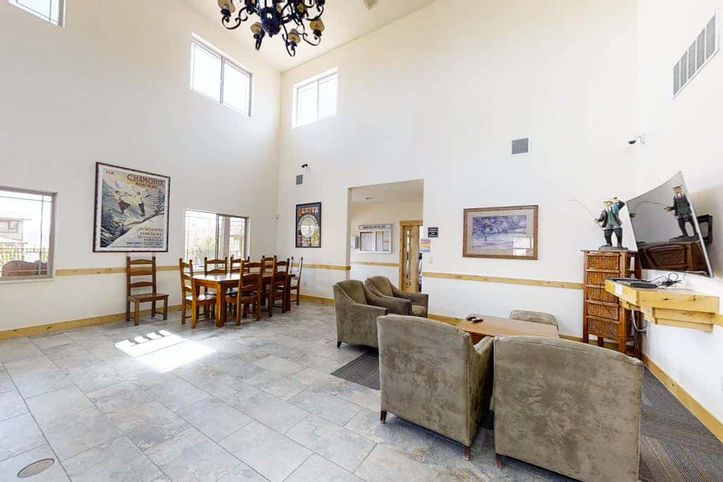 Spacious condo with pool, hot tub, garage, gym, & balcony - near Park City