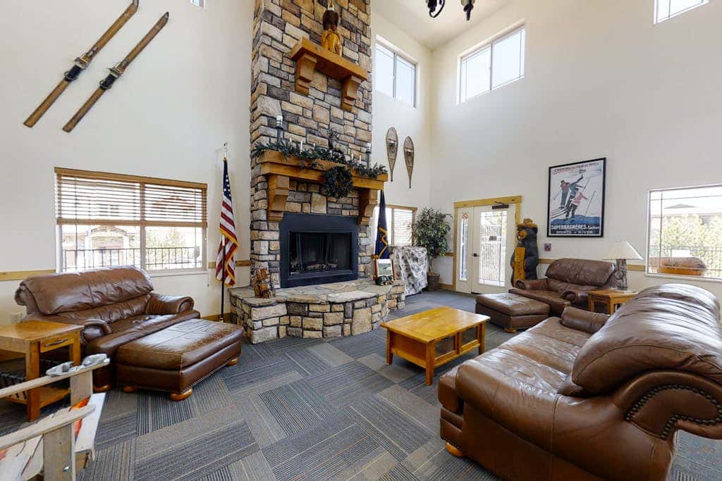 Spacious condo with pool, hot tub, garage, gym, & balcony - near Park City