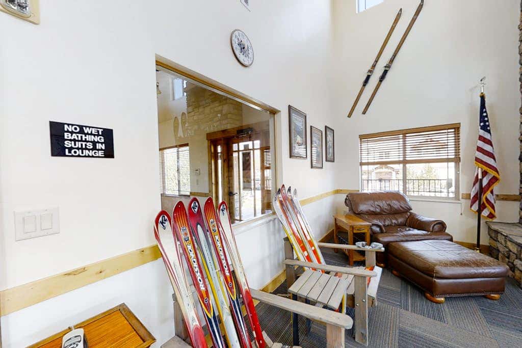 Spacious condo with pool, hot tub, garage, gym, & balcony - near Park City