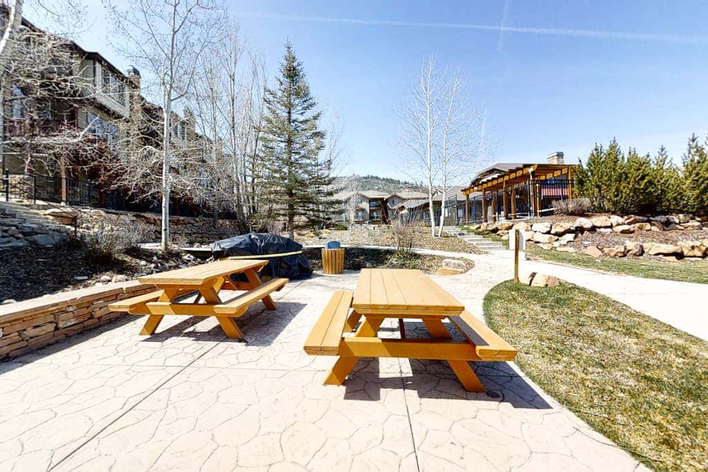 Spacious condo with pool, hot tub, garage, gym, & balcony - near Park City