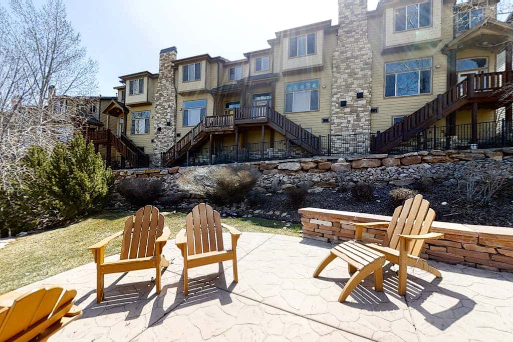 Spacious condo with pool, hot tub, garage, gym, & balcony - near Park City