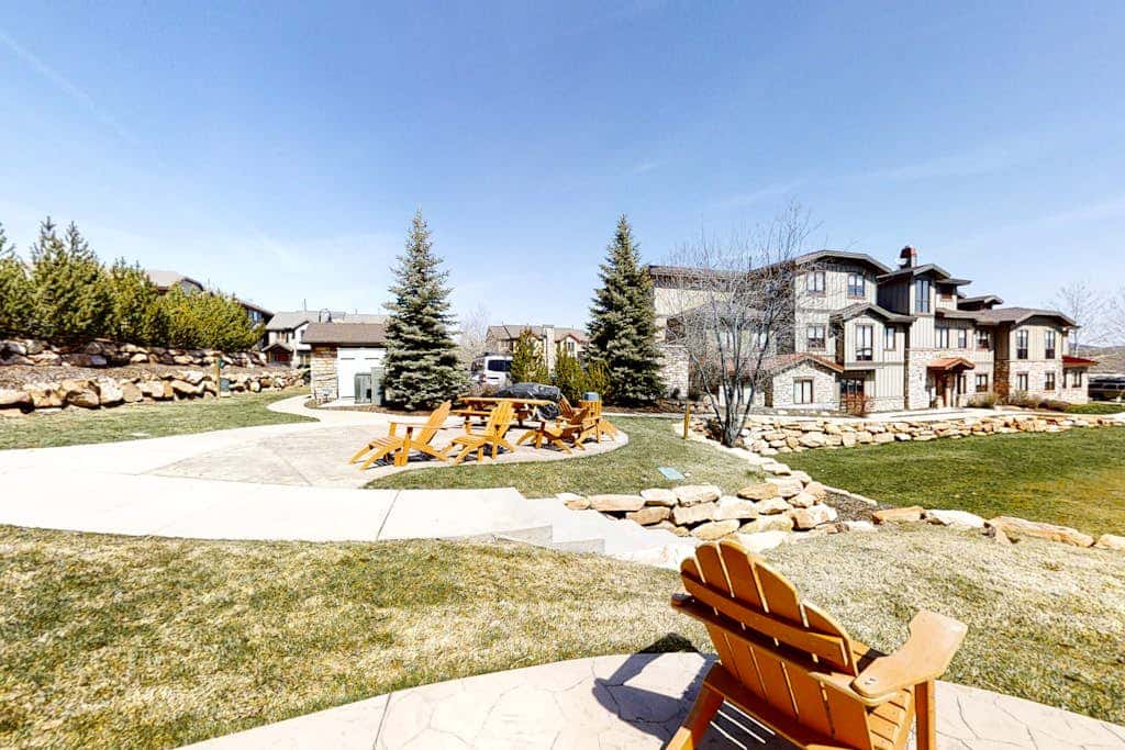 Spacious condo with pool, hot tub, garage, gym, & balcony - near Park City