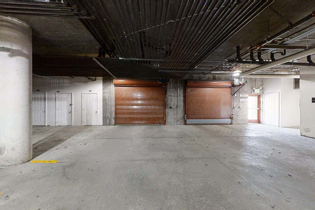 Spacious condo with pool, hot tub, garage, gym, & balcony - near Park City