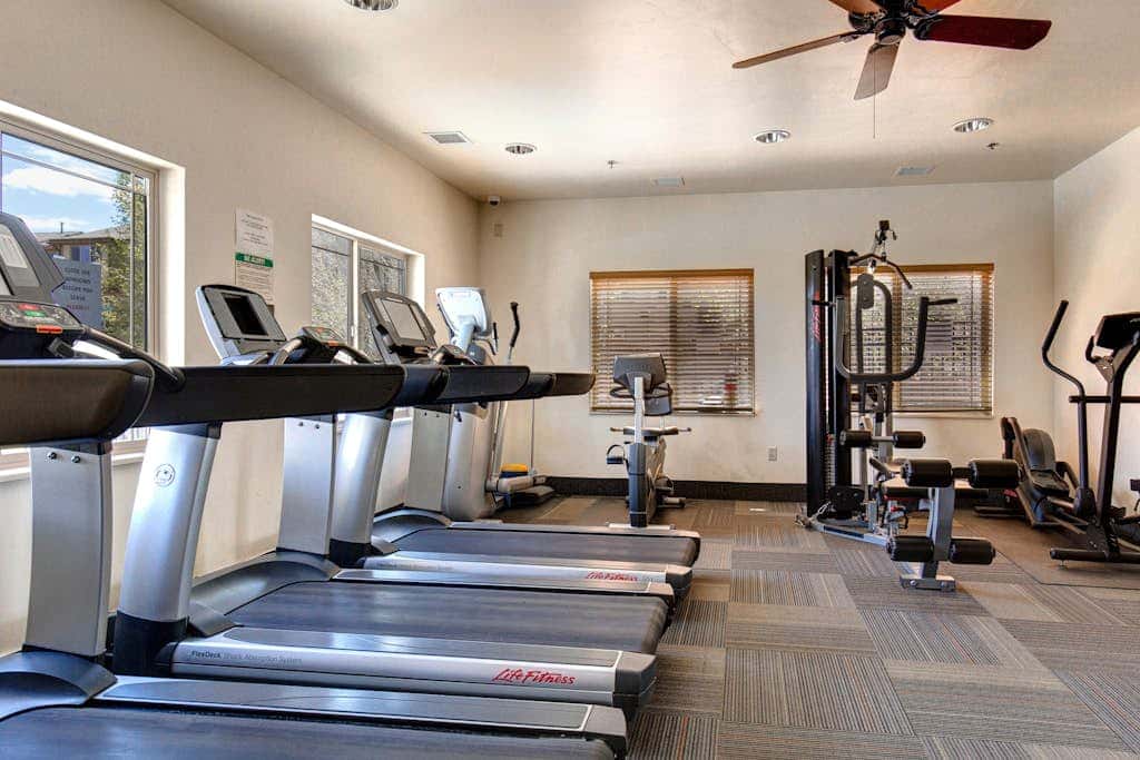 Spacious condo with pool, hot tub, garage, gym, & balcony - near Park City