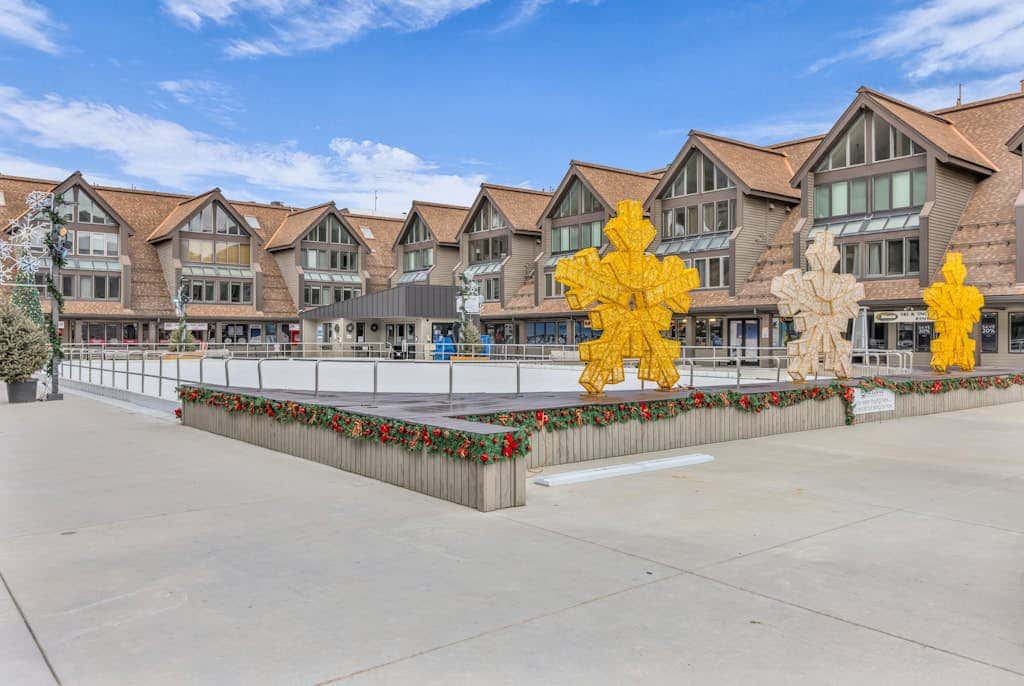 Ski-in - ski-out condo with fireplace, pool, hot tub & sauna - walk to eateries