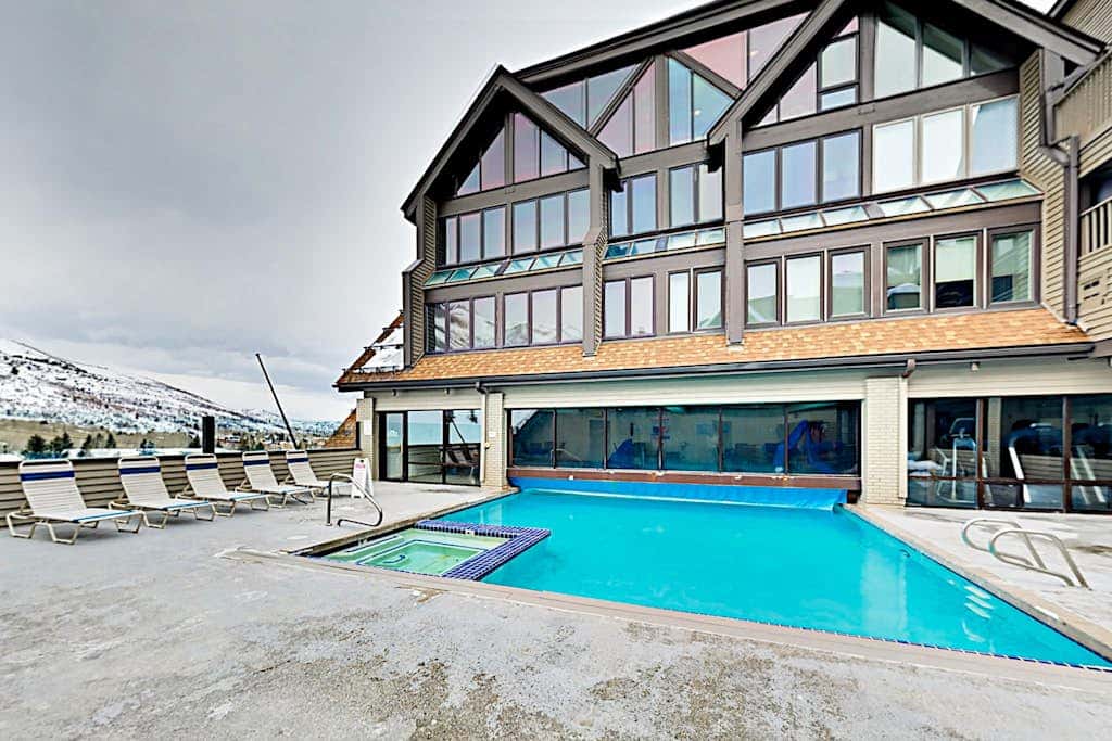 Ski-in - ski-out condo with fireplace, pool, hot tub & sauna - walk to eateries