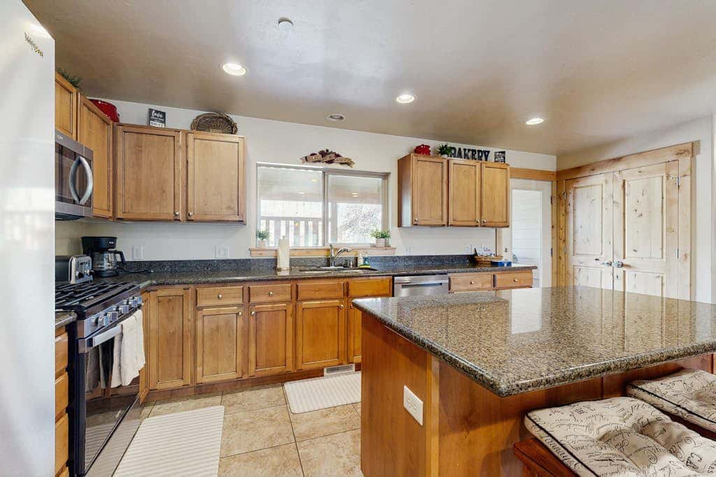Bear Hollow Townhome with Private Hot Tub & EV Charger