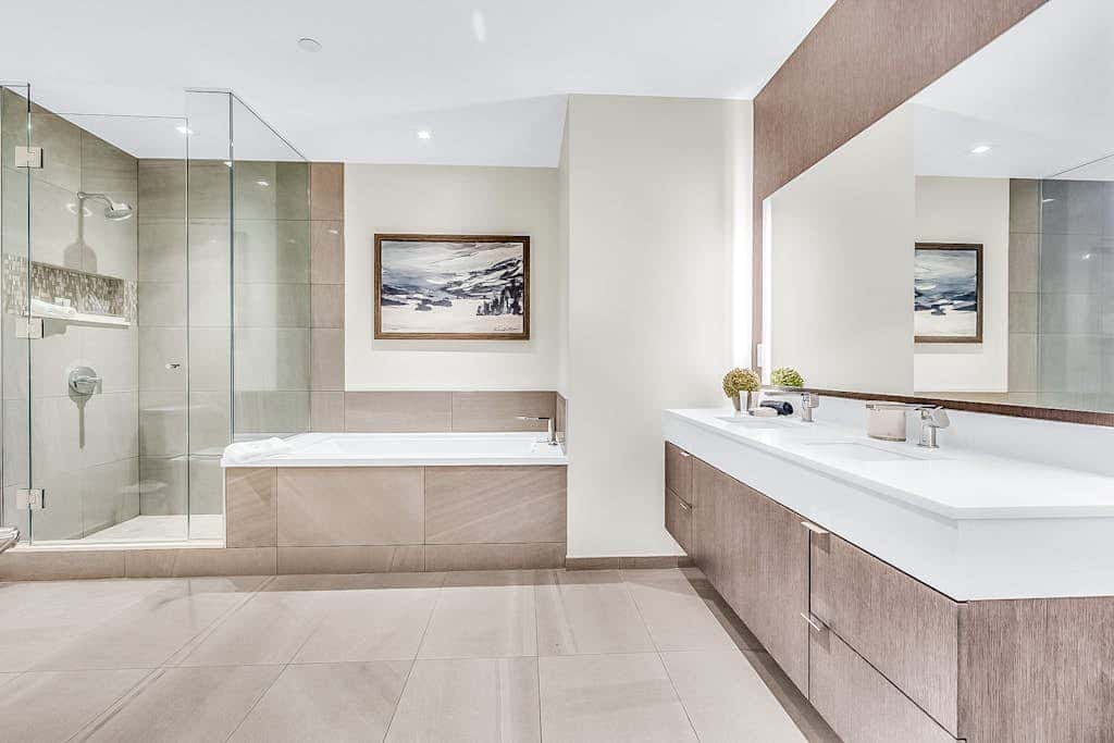 Premier Ski-in/Out Luxury Retreat w/Views & Hot Tub