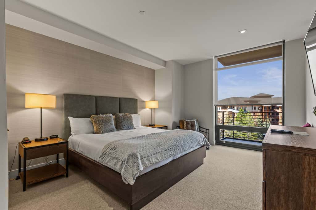 Premier Ski-in/Out Luxury Retreat w/Views & Hot Tub