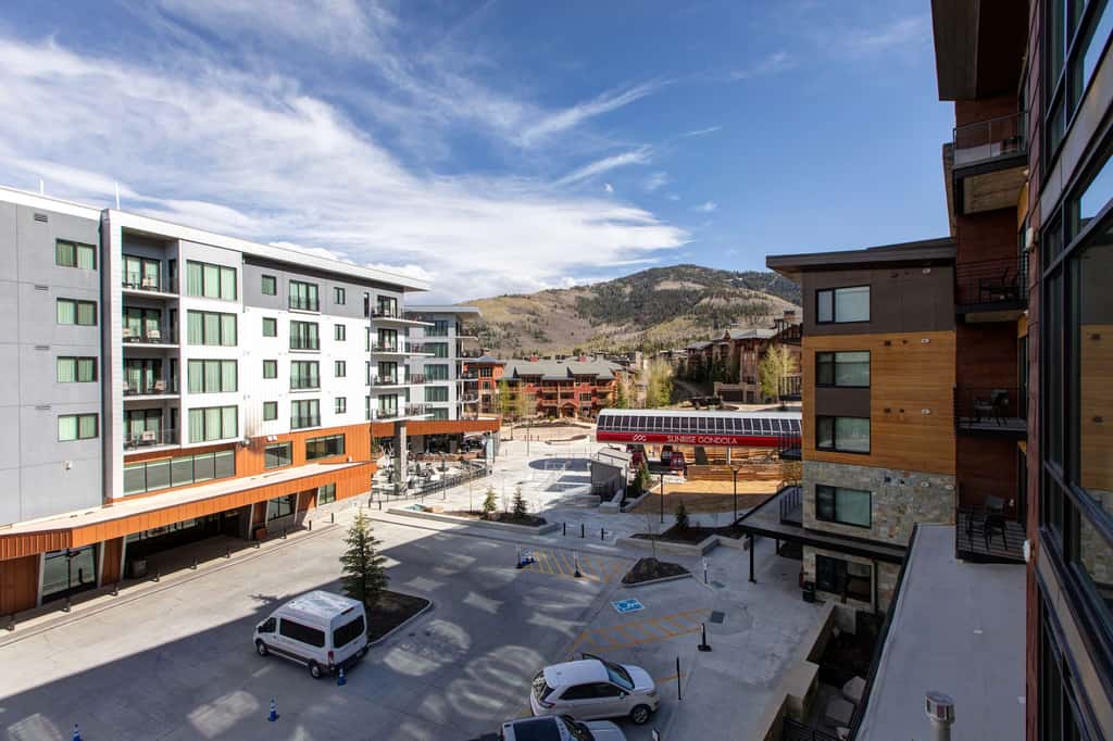 Premier Ski-in/Out Luxury Retreat w/Views & Hot Tub