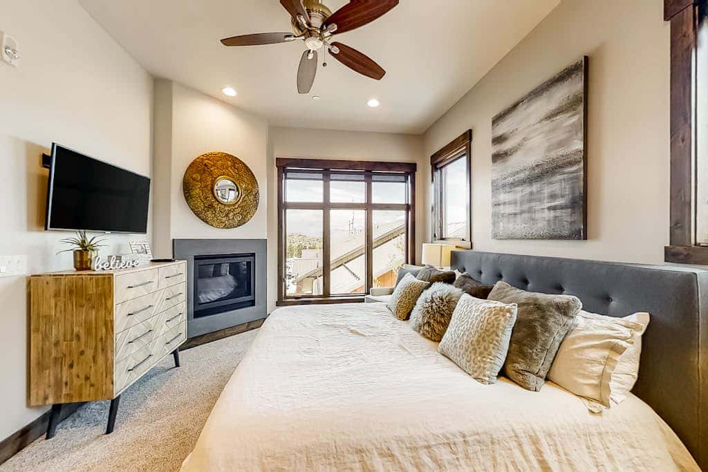 Luxe, well-appointed condo at the base of Park City Resort with hot tub & pool