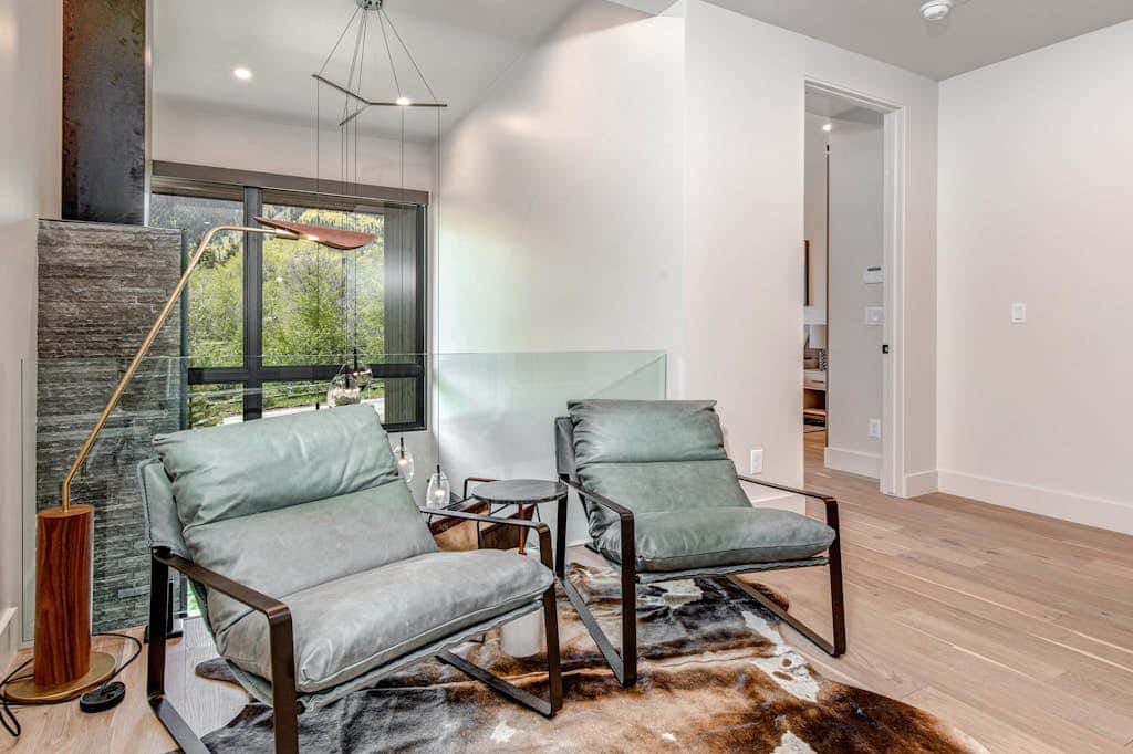 Updated home with a private hot tub, fireplace, & mountain views - dog friendly