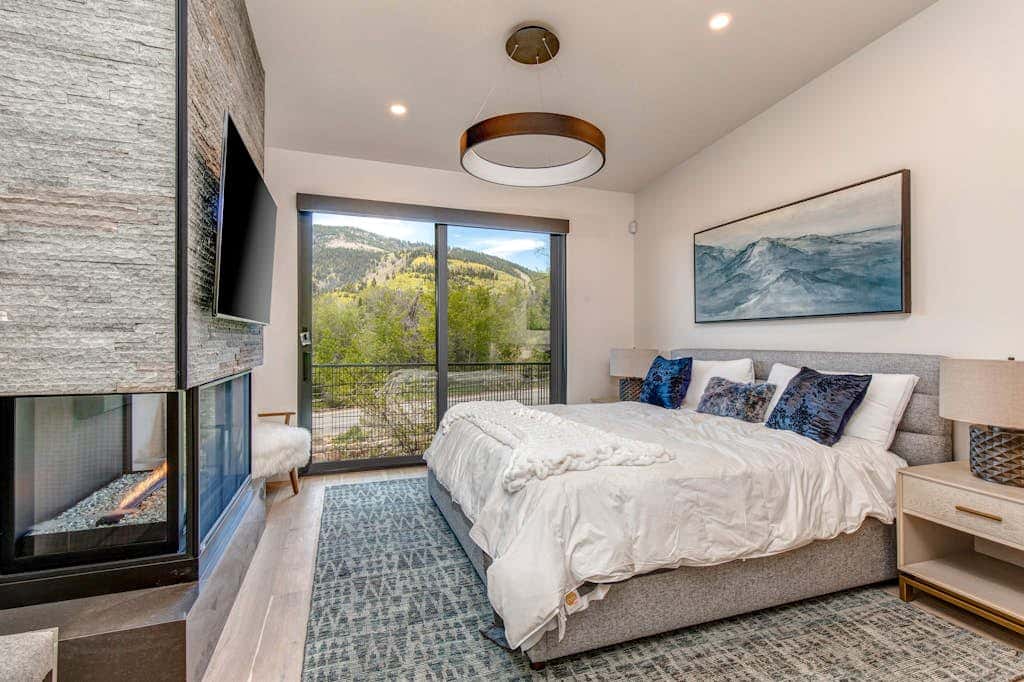 Updated home with a private hot tub, fireplace, & mountain views - dog friendly