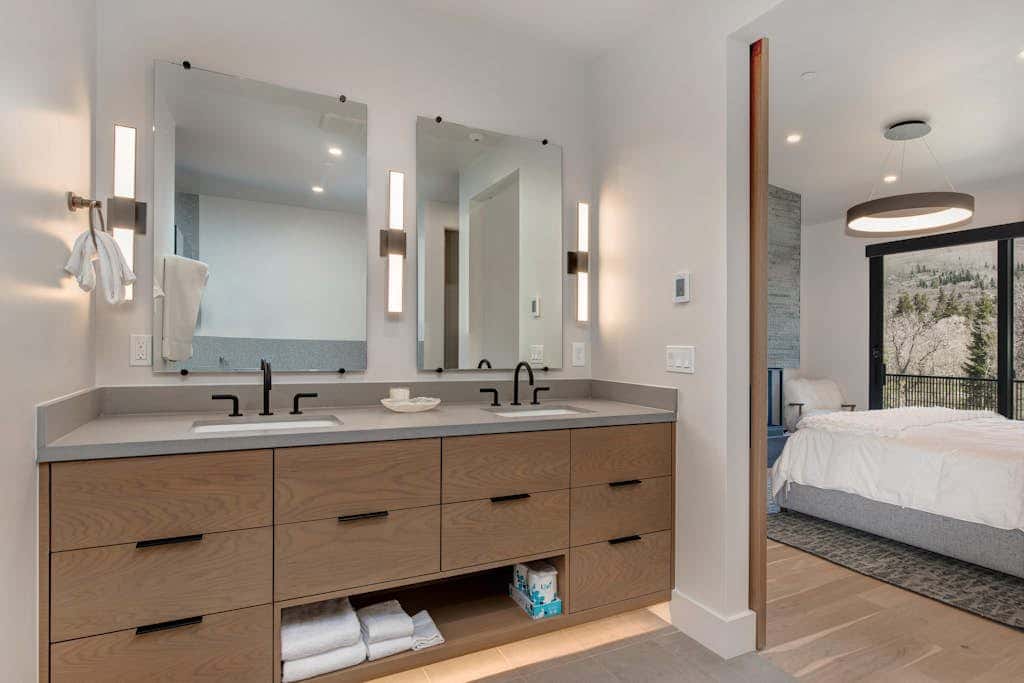Updated home with a private hot tub, fireplace, & mountain views - dog friendly