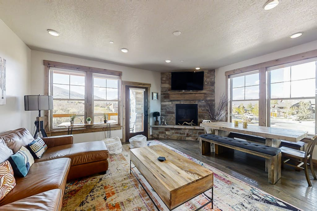 Chic 3BR Mountain Condo Minutes to Deer Valley Gondola & Downtown Park City