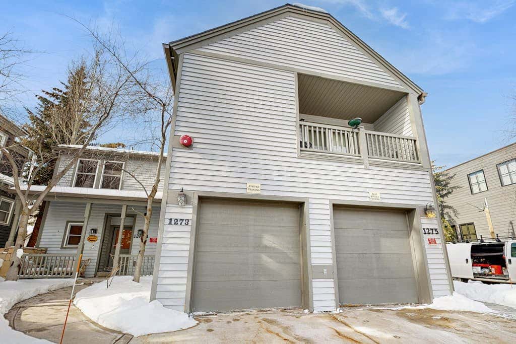 Centrally located studio with shared hot tub - walk to lifts & Main Street