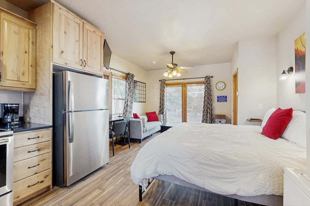 Centrally located studio with shared hot tub - walk to lifts & Main Street
