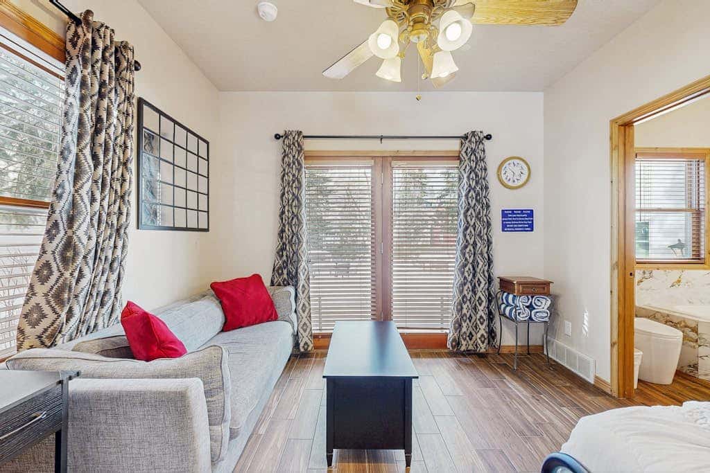 Centrally located studio with shared hot tub - walk to lifts & Main Street