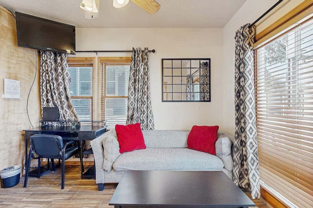 Centrally located studio with shared hot tub - walk to lifts & Main Street