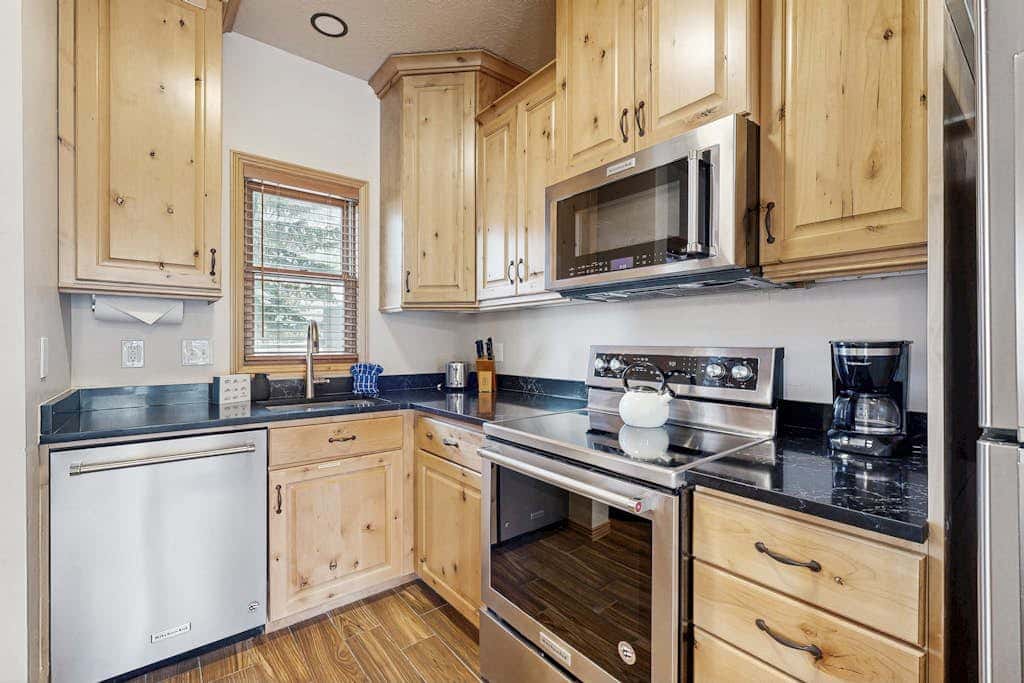 Centrally located studio with shared hot tub - walk to lifts & Main Street