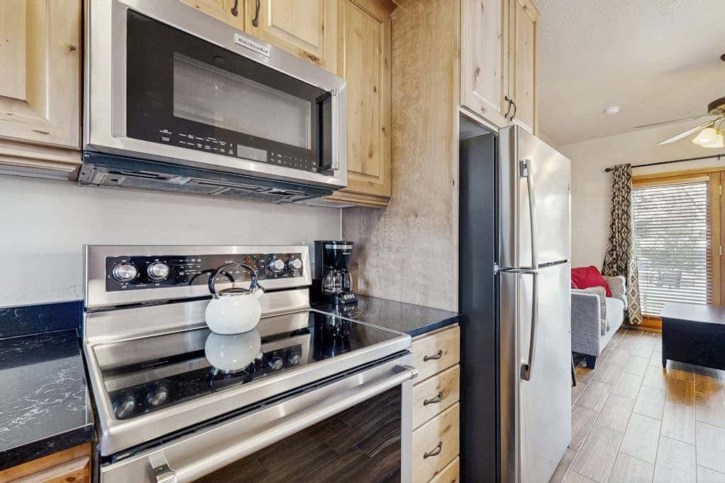 Centrally located studio with shared hot tub - walk to lifts & Main Street