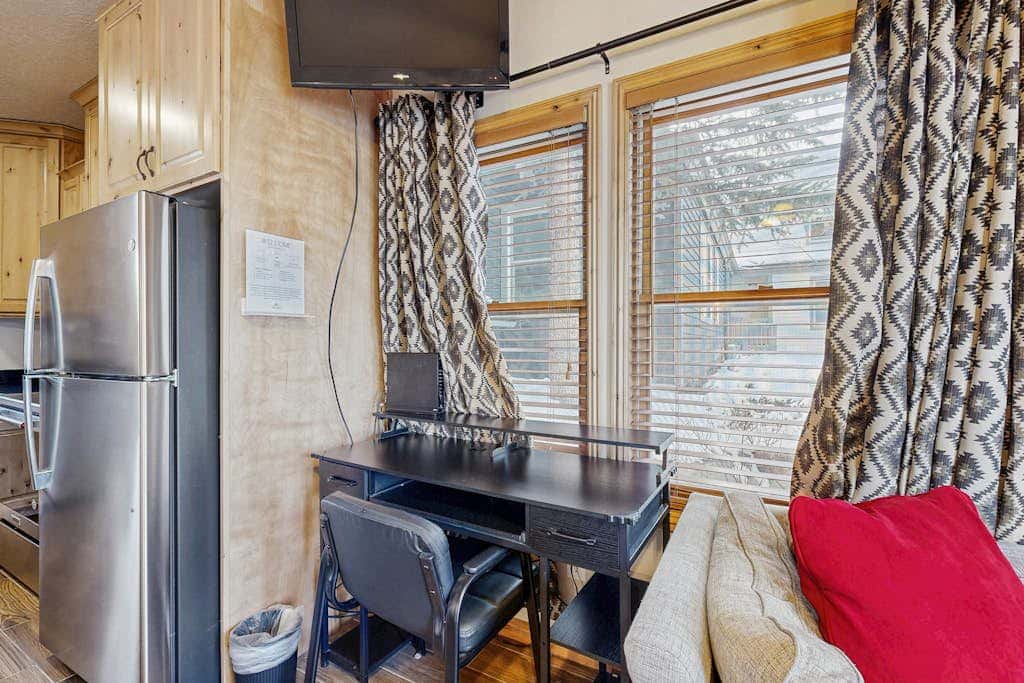 Centrally located studio with shared hot tub - walk to lifts & Main Street