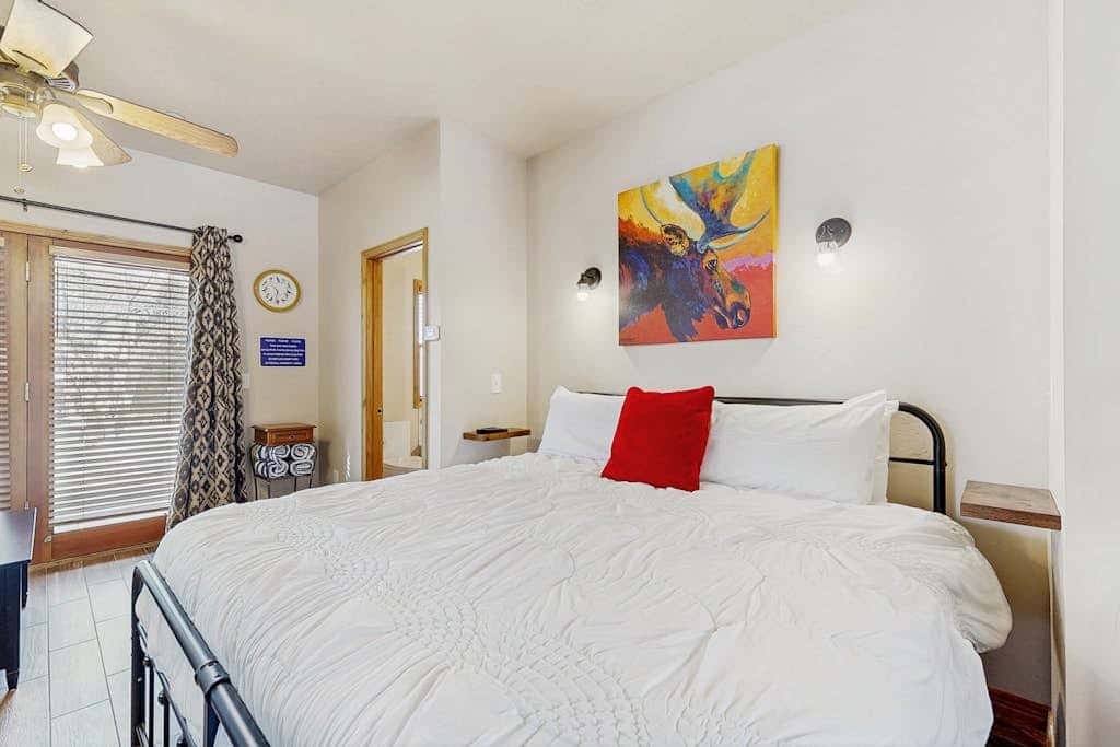 Centrally located studio with shared hot tub - walk to lifts & Main Street