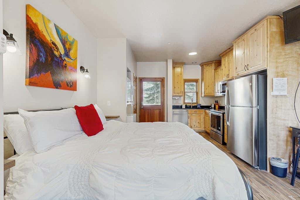 Centrally located studio with shared hot tub - walk to lifts & Main Street