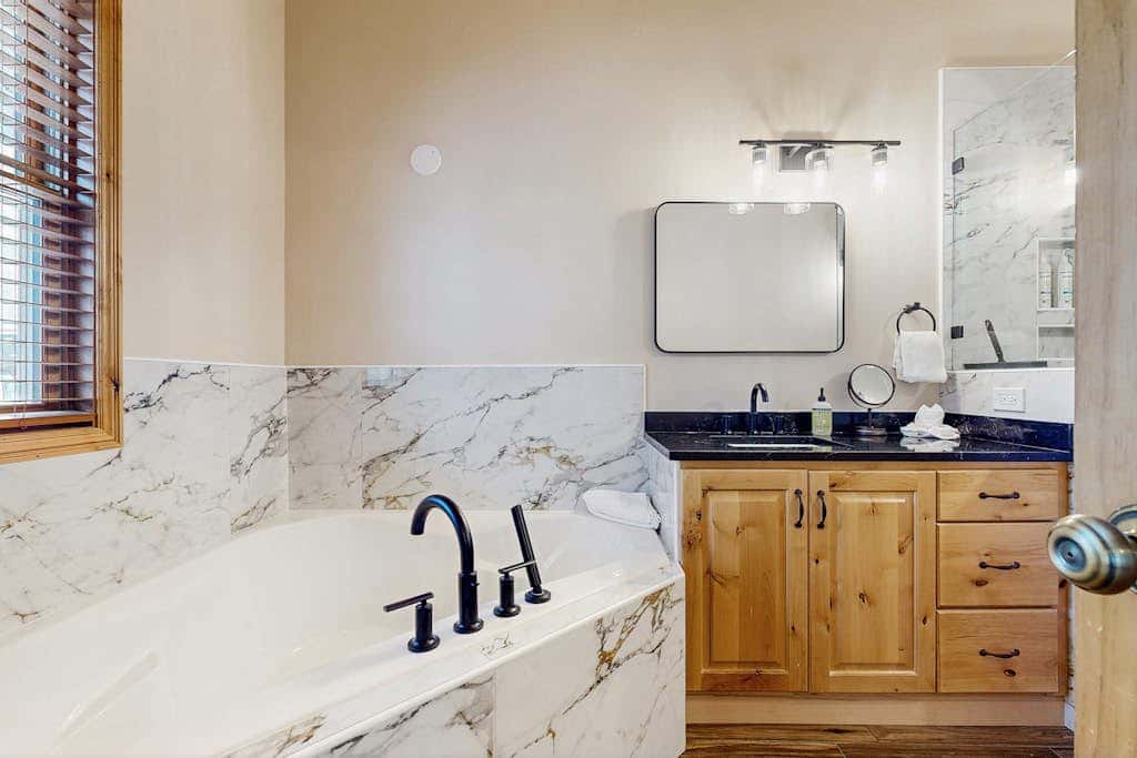 Centrally located studio with shared hot tub - walk to lifts & Main Street