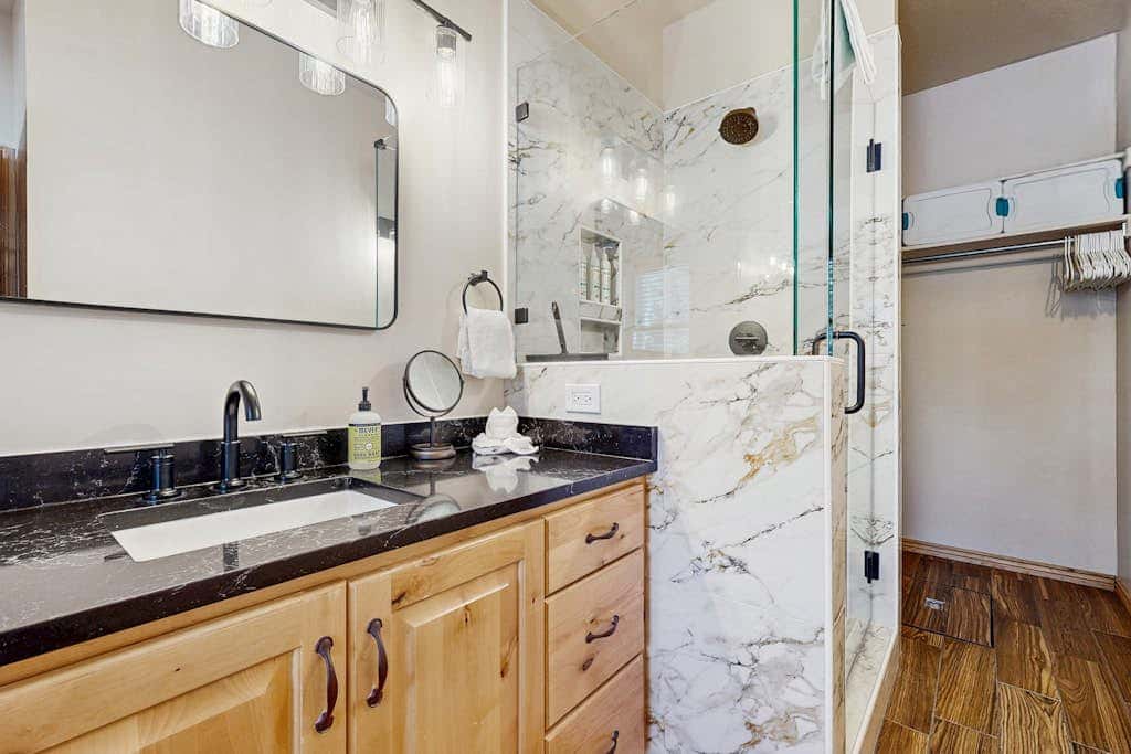 Centrally located studio with shared hot tub - walk to lifts & Main Street