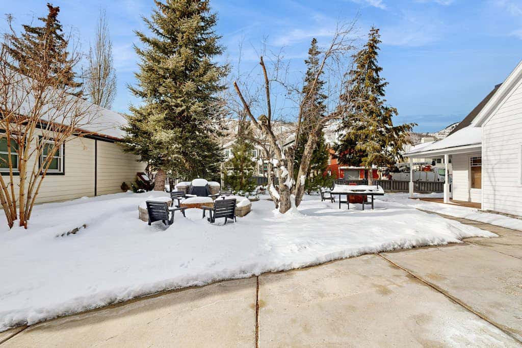 Centrally located studio with shared hot tub - walk to lifts & Main Street