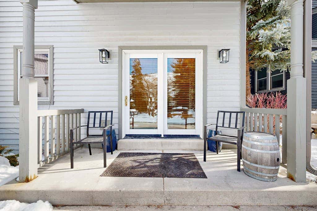 Centrally located studio with shared hot tub - walk to lifts & Main Street